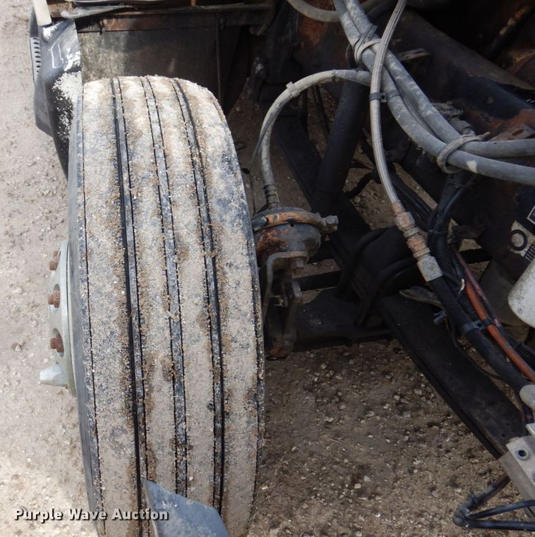 image for item IM9753 2005 Kenworth T600  semi truck