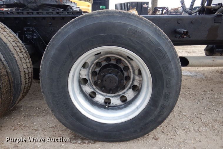 image for item IM9753 2005 Kenworth T600  semi truck