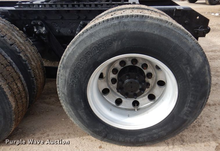 image for item IM9753 2005 Kenworth T600  semi truck