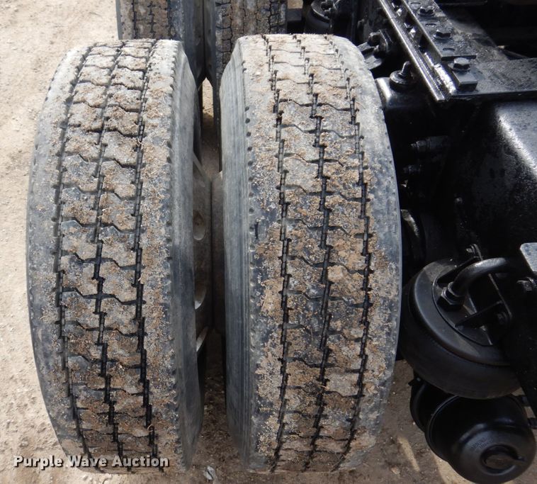 image for item IM9753 2005 Kenworth T600  semi truck