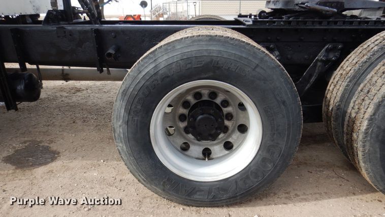 image for item IM9753 2005 Kenworth T600  semi truck