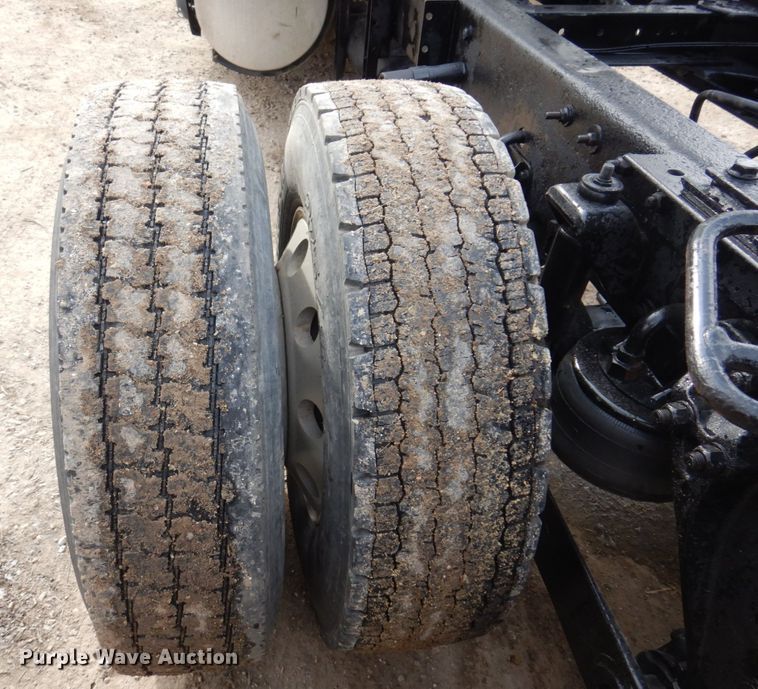 image for item IM9753 2005 Kenworth T600  semi truck