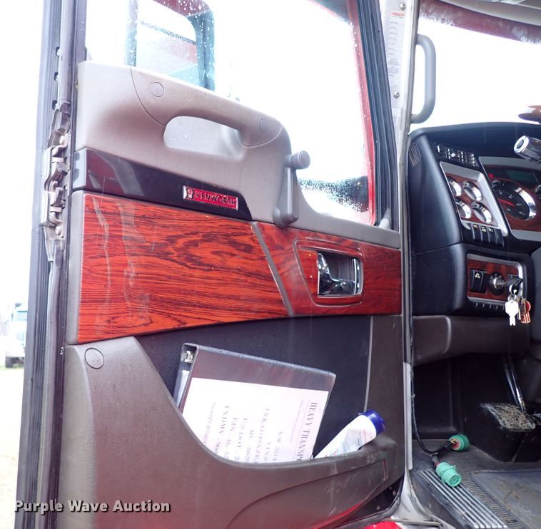 image for item IS9315 2014 Kenworth T660  semi truck