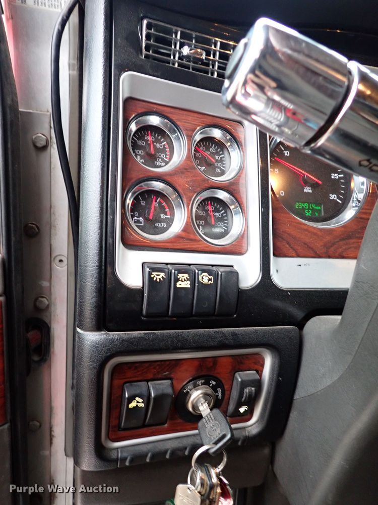 image for item IS9315 2014 Kenworth T660  semi truck