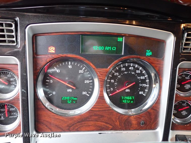 image for item IS9315 2014 Kenworth T660  semi truck