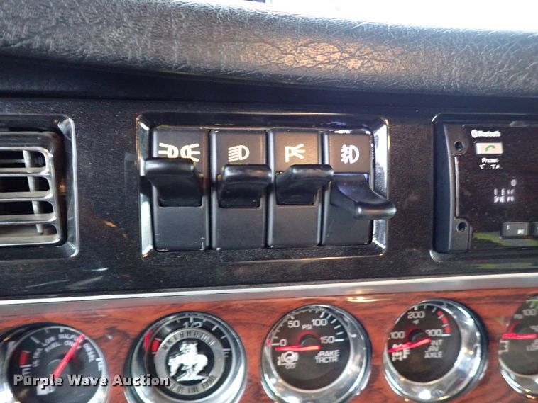 image for item IS9315 2014 Kenworth T660  semi truck