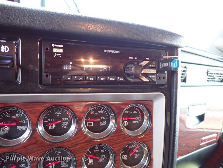 image for item IS9315 2014 Kenworth T660  semi truck