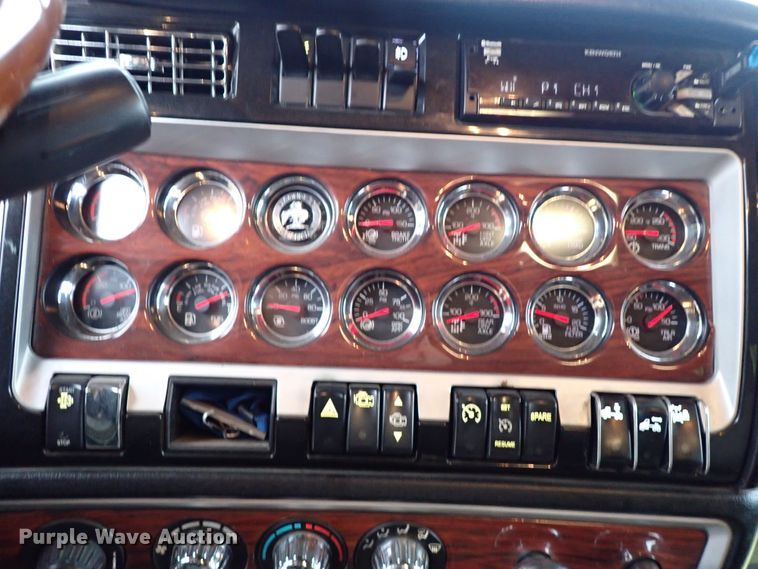 image for item IS9315 2014 Kenworth T660  semi truck