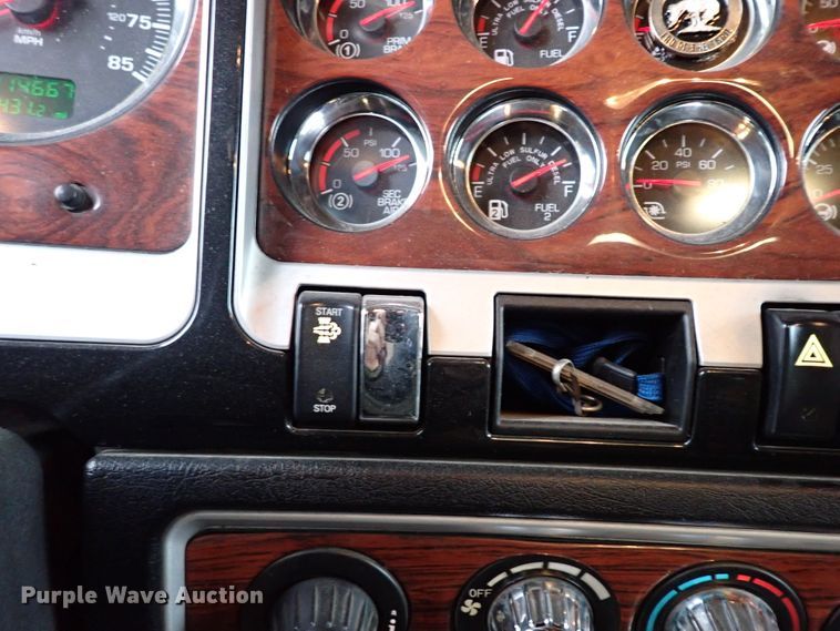 image for item IS9315 2014 Kenworth T660  semi truck