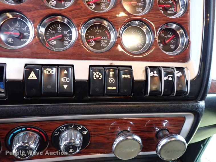 image for item IS9315 2014 Kenworth T660  semi truck