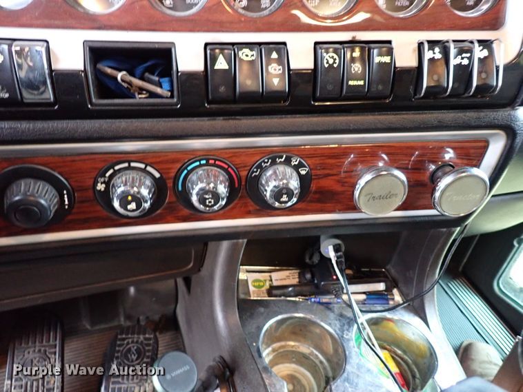 image for item IS9315 2014 Kenworth T660  semi truck