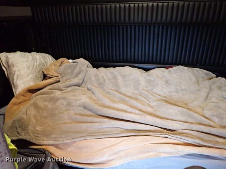 image for item IS9315 2014 Kenworth T660  semi truck