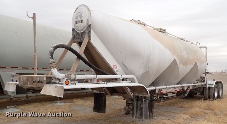 image for item IS9396 2001 Vantage UT  pneumatic dry bulk trailer