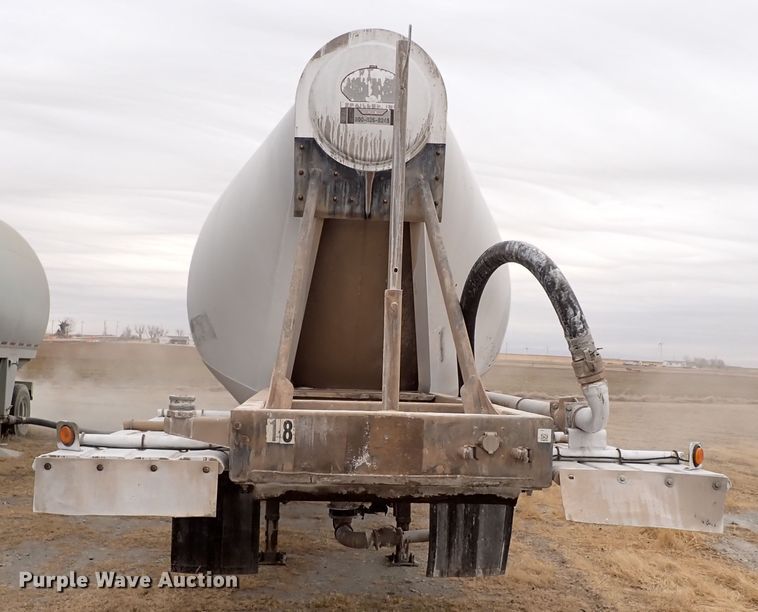 image for item IS9396 2001 Vantage UT  pneumatic dry bulk trailer