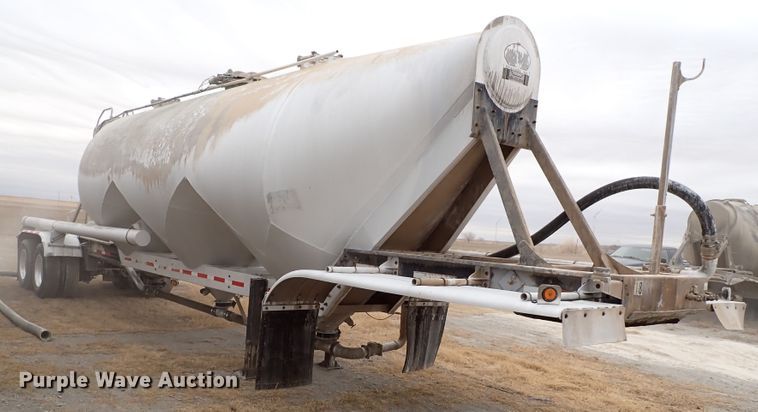 image for item IS9396 2001 Vantage UT  pneumatic dry bulk trailer