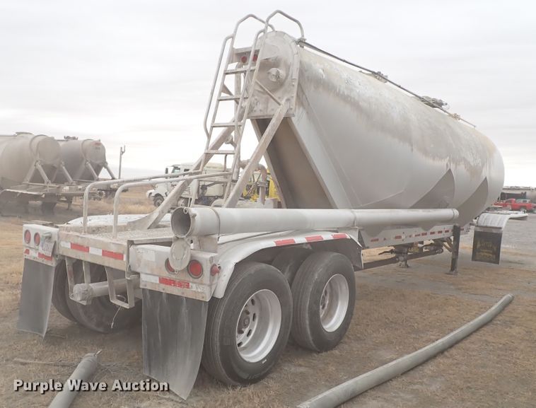 image for item IS9396 2001 Vantage UT  pneumatic dry bulk trailer
