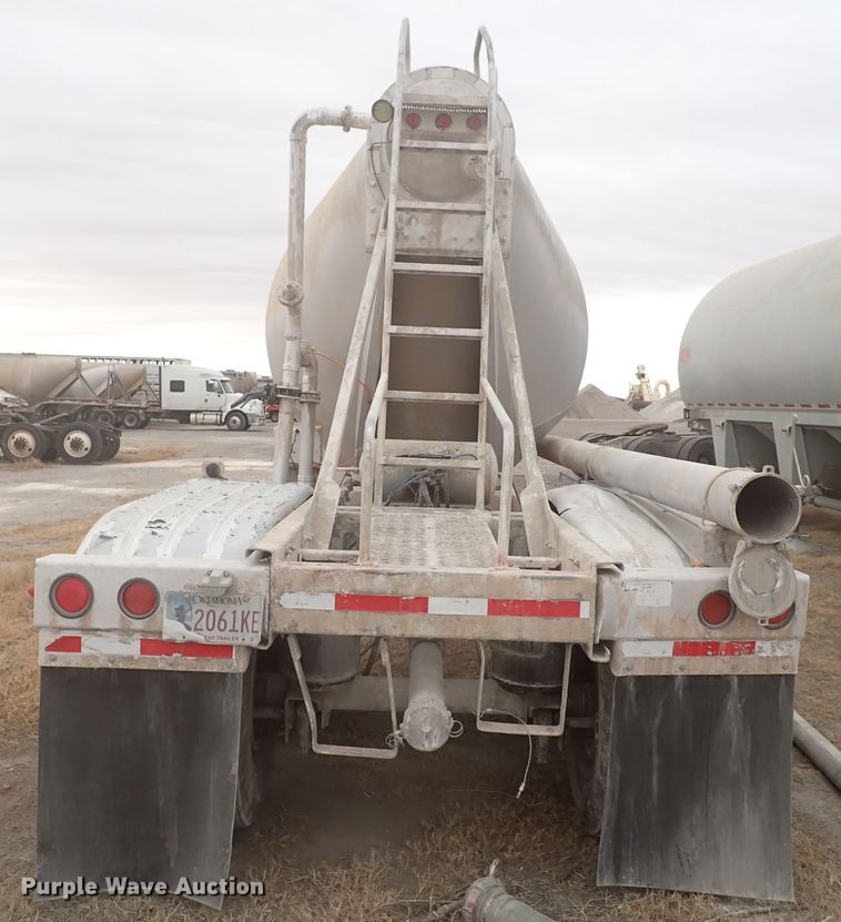 image for item IS9396 2001 Vantage UT  pneumatic dry bulk trailer