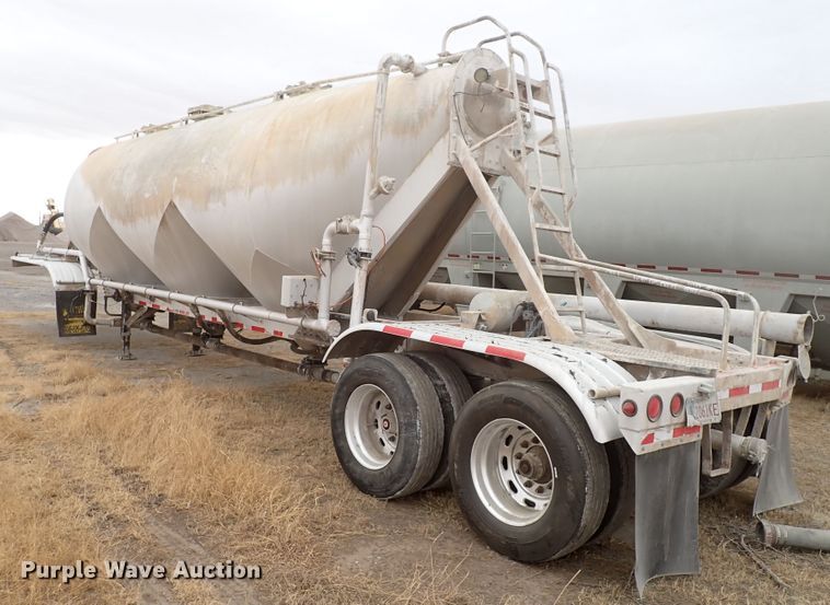 image for item IS9396 2001 Vantage UT  pneumatic dry bulk trailer
