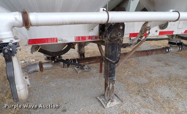 image for item IS9396 2001 Vantage UT  pneumatic dry bulk trailer