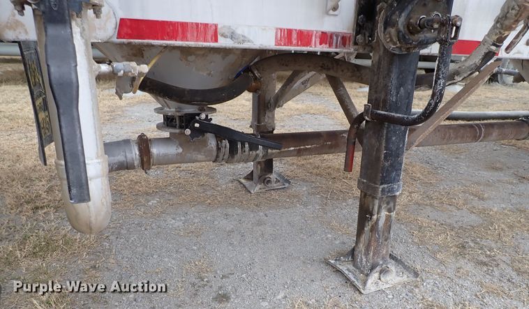 image for item IS9396 2001 Vantage UT  pneumatic dry bulk trailer