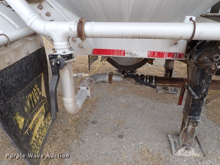 image for item IS9396 2001 Vantage UT  pneumatic dry bulk trailer