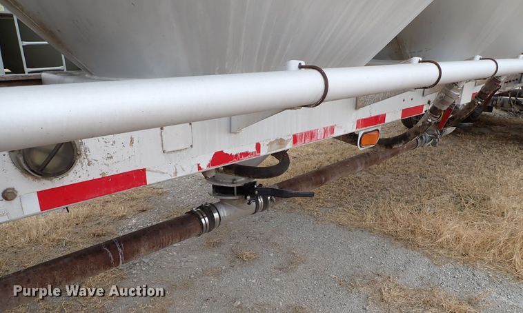 image for item IS9396 2001 Vantage UT  pneumatic dry bulk trailer