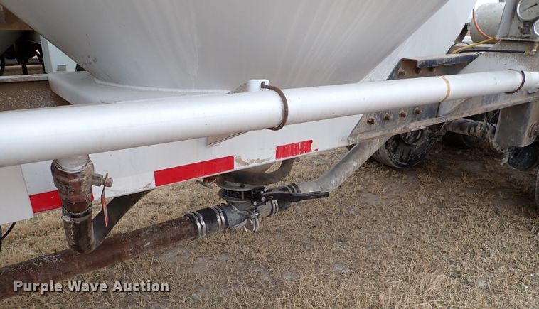 image for item IS9396 2001 Vantage UT  pneumatic dry bulk trailer