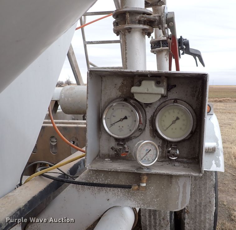 image for item IS9396 2001 Vantage UT  pneumatic dry bulk trailer