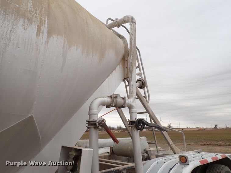 image for item IS9396 2001 Vantage UT  pneumatic dry bulk trailer