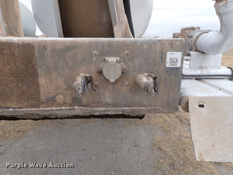 image for item IS9396 2001 Vantage UT  pneumatic dry bulk trailer