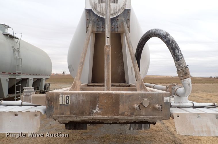 image for item IS9396 2001 Vantage UT  pneumatic dry bulk trailer