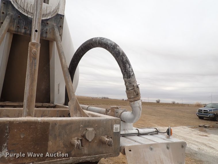 image for item IS9396 2001 Vantage UT  pneumatic dry bulk trailer