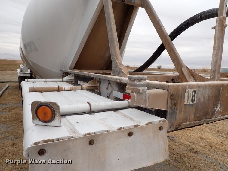 image for item IS9396 2001 Vantage UT  pneumatic dry bulk trailer