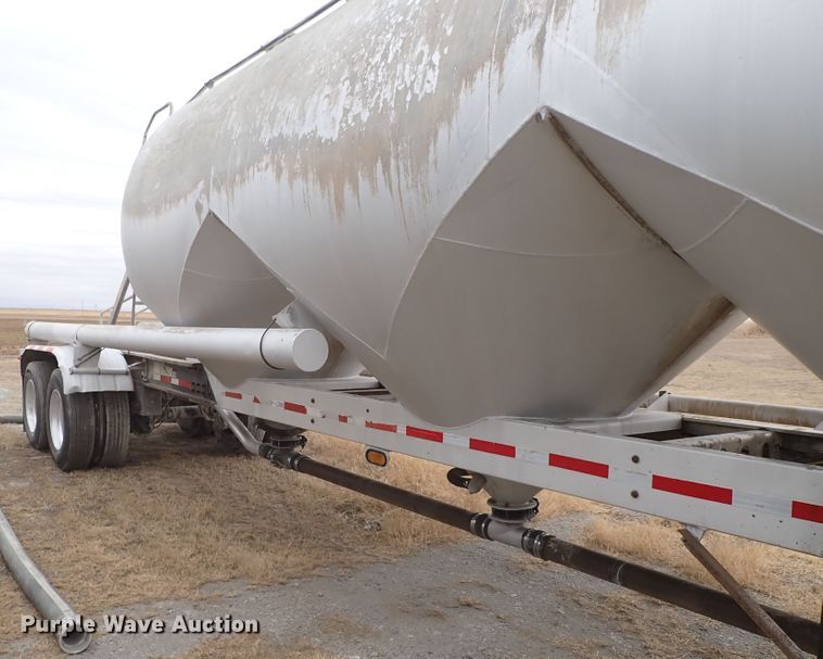 image for item IS9396 2001 Vantage UT  pneumatic dry bulk trailer