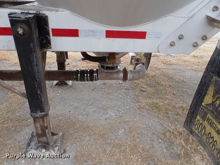 image for item IS9396 2001 Vantage UT  pneumatic dry bulk trailer