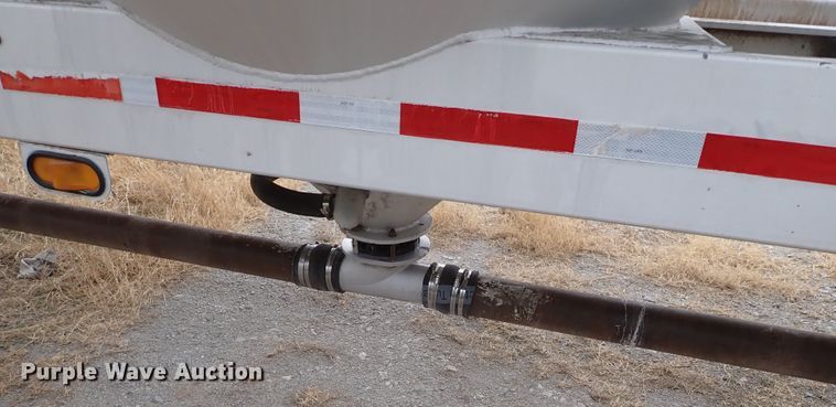 image for item IS9396 2001 Vantage UT  pneumatic dry bulk trailer