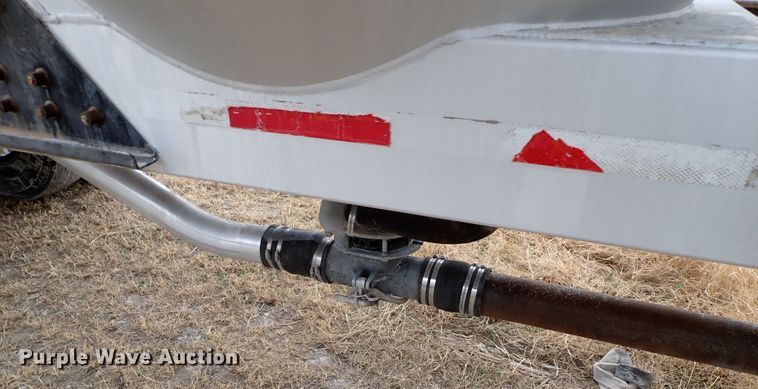 image for item IS9396 2001 Vantage UT  pneumatic dry bulk trailer