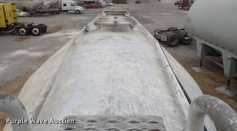 image for item IS9396 2001 Vantage UT  pneumatic dry bulk trailer