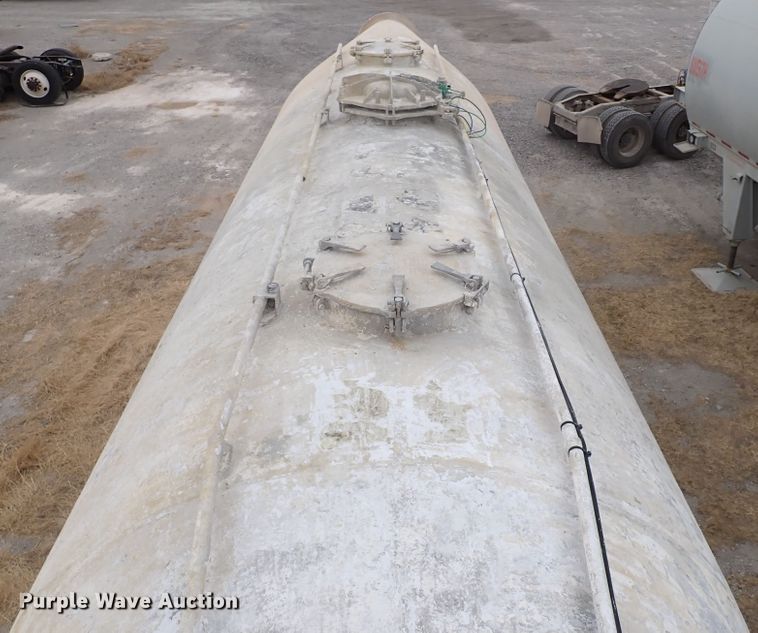 image for item IS9396 2001 Vantage UT  pneumatic dry bulk trailer