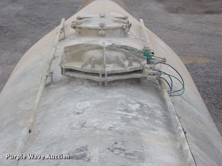 image for item IS9396 2001 Vantage UT  pneumatic dry bulk trailer