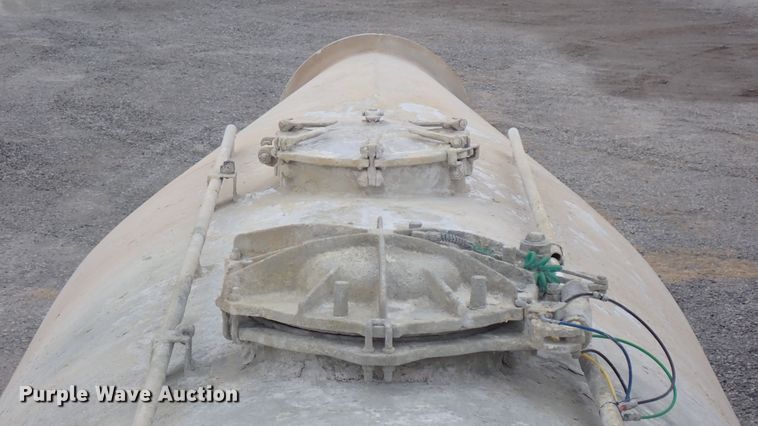 image for item IS9396 2001 Vantage UT  pneumatic dry bulk trailer