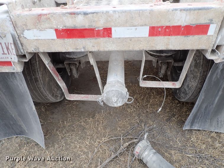 image for item IS9396 2001 Vantage UT  pneumatic dry bulk trailer