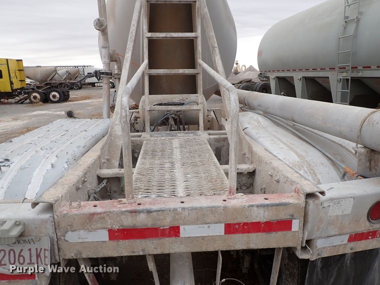 image for item IS9396 2001 Vantage UT  pneumatic dry bulk trailer