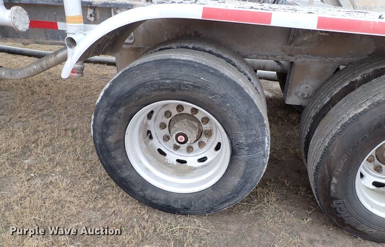 image for item IS9396 2001 Vantage UT  pneumatic dry bulk trailer