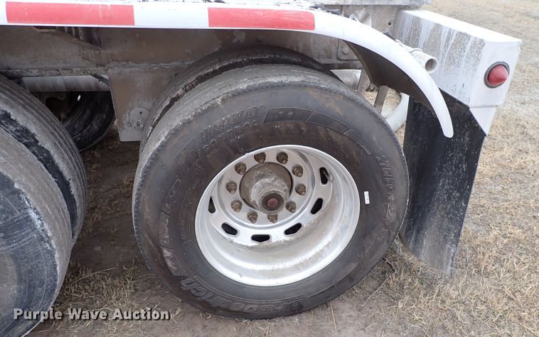 image for item IS9396 2001 Vantage UT  pneumatic dry bulk trailer