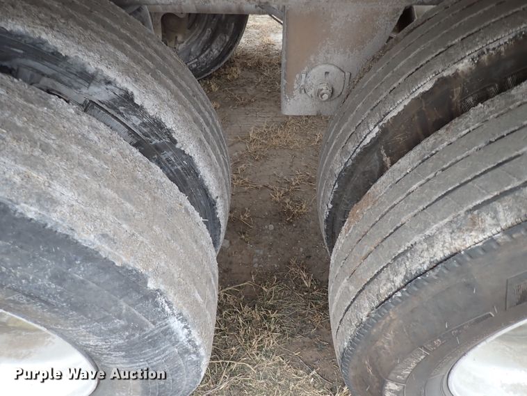 image for item IS9396 2001 Vantage UT  pneumatic dry bulk trailer