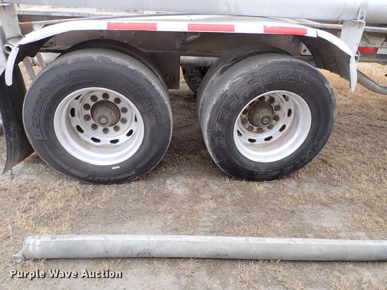 image for item IS9396 2001 Vantage UT  pneumatic dry bulk trailer