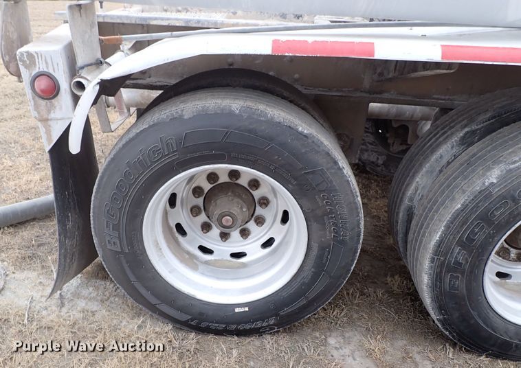 image for item IS9396 2001 Vantage UT  pneumatic dry bulk trailer