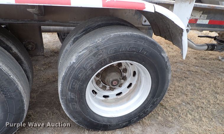 image for item IS9396 2001 Vantage UT  pneumatic dry bulk trailer