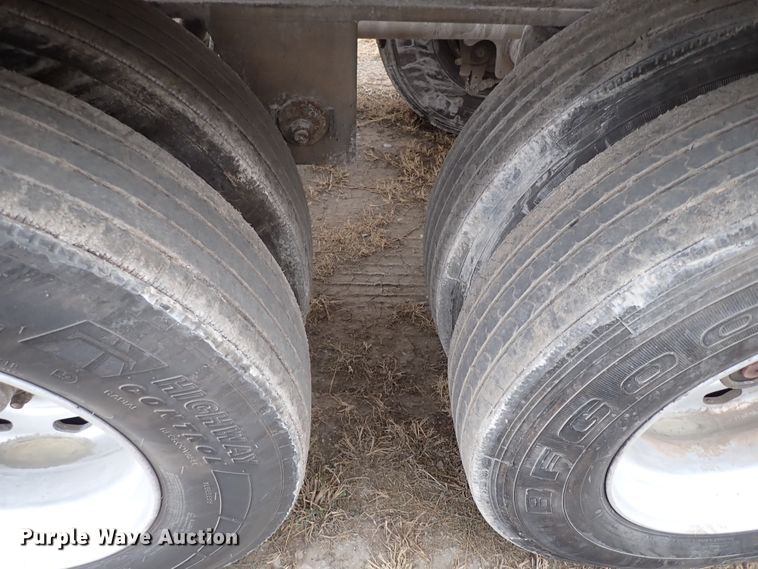 image for item IS9396 2001 Vantage UT  pneumatic dry bulk trailer